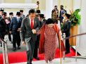 Presiden Joko Widodo Berjalan Kaki Bersama Ketua Umum Partai Politik Menuju Istana Negara Untuk Menghadiri Pelantikan Menteri Dan Wakil Menteri