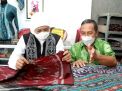 Terpukau Kerajinan Tenun Ikat dan Songket Parengan Lamongan, Khofifah Usulkan Parengan jadi Desa Devisa