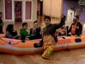 Perwira Polres Jombang Ini Evakuasi Keluarga Terdampak Banjir Nganjuk