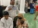 Viral Gendong Bayi saat Hujan Deras, Warga ini Dijemput Bupati Gresik