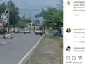 Pria Berjubah Salat di Jalan Raya, Videonya Viral, Netizen Geram