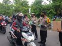 Polisi Bagi-Bagi 100 Ribu Masker selama 10 Hari di Sidoarjo