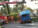 Mengantuk, Mobil Pikap di A Yani Surabaya Terbalik, Penumpang Terjepit