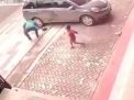 Pria Bersama Anaknya Terekam CCTV saat Embat Tas yang Jatuh dari Mobil