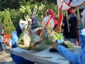 Aktivis Lingkungan Gelar Aksi Teatrikal Makan Plastik di Depan Grahadi