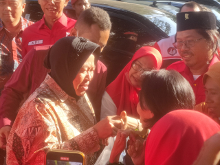 Diusung PDIP di Pilgub Jatim, Warga Surabaya Sambut Hangat Kedatangan Risma