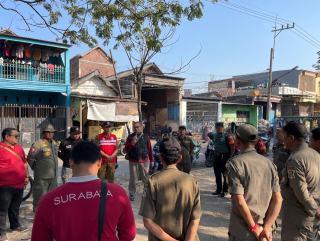 Sebabkan Kemacetan, Satpol PP Surabaya Tertibkan Usaha Barang Bekas di Bantaran Sungai Kali Tebu