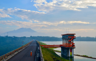 PLN Bangun PLTS Terapung di Bendungan Karangkates Kabupaten Malang