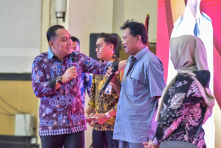 Silaturahmi dengan Ribuan Purna Tugas PNS Pemkot, Wali Kota Eri Sampaikan Permohonan Maaf