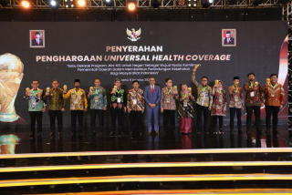 Pemkot Surabaya Raih UHC Award 2024, Anggarkan Rp500 M per Tahun untuk Berobat Gratis Warga