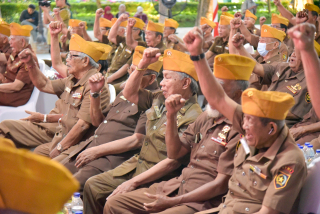 HUT ke 79 RI, Wali Kota SurabayEri Cahyadi Tasyakuran Bersama Veteran