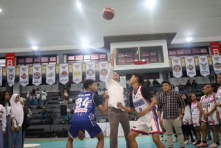 Buka Kejuaran Bola Basket antar SMA/SMK se-Surabaya, Eri Cahyadi Berbaur dengan Suporter 