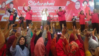 PDIP Surabaya Bagikan 1.083 Beasiswa PIP, Eri Cahyadi: Pilih Pemimin yang Punya Program
