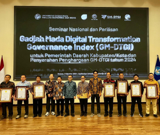 Kembangkan Layanan Publik Berbasis Digital, Pemkot Surabaya Diganjar Penghargaan dari UGM