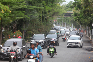 Kurangi Debu di Beberapa Ruas Jalan, Pemkot Surabaya Lakukan Penyiraman Lebih Dari 5 Kali Sehari
