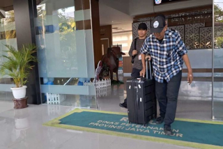 KPK Geledah Kantor Dinas Peternakan Pemprov Jatim, Terkait Korupsi Dana Hibah