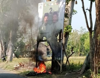 Pilkada Probolinggo Memanas! Baliho Paslon Gus Haris dan Ra Fahmi Diduga Dibakar
