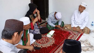 Ke Situbondo, Risma Menangis Dengar Gaji Ustadz-Ustadzah Kurang dari Rp 100 Ribu/Bulan