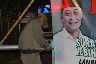 Satpol PP Surabaya Bersama KPU dan Bawaslu Mulai Tertibkan APK Pilkada