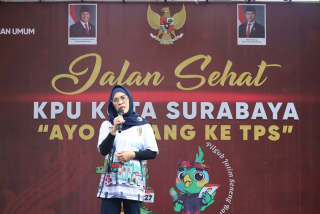 Dongkrak Partisipasi Masyarakat Datang ke TPS, Pemkot dan KPU Surabaya Gelar Jalan Sehat