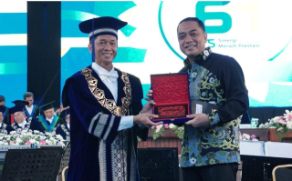 Jelang Pilkada 2024, ITS Beri Penghargaan Kepada Eri Cahyadi dan Risma, Ini Alasannya