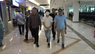 Pengusaha Hiburan yang Paksa Siswa SMA Gloria 2 Surabaya Sujud dan Menggonggong Ditangkap di Bandara