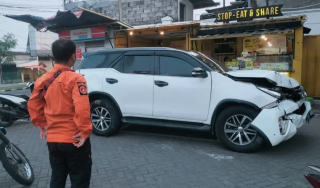 Fortuner Tabrak Tiang Listrik di Jalan Kutai Surabaya, Sopir Ngantuk atau Mabuk?