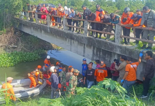 Alhamdulillah! Balita 3,5 Tahun yang Terserat Banjir di Wiyung Surabaya Ditemukan Usai Dicari 4 Hari