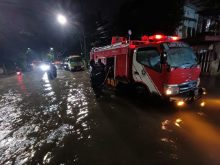 Hujan Deras dan Angin Kencang Landa Surabaya, Pemkot Kerahkan 25 Unit Mobil Damkar Tangani Banjir