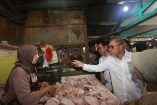 Menko Pangan dan Mendag Tinjau Pasar di Surabaya, Sebut Harga dan Stok Bapok Stabil