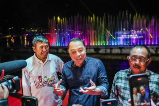 Diresmikan Wali Kota Eri Cahyadi, Ini Wisata Baru Laser Air Mancur Jembatan Suroboyo