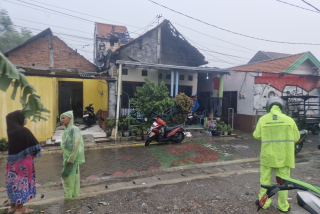 Belasan Rumah dii Surabaya Rusak Akibat Diterjang Hujang Disertai Angin Kencang