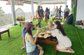 Wisata 'Omah Duren ' di Probolinggo, Sensasi Makan Durian yang Disukai Wisatawan Asing