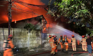Gudang Spons di Simorejo Surabaya Ludes Dilalap Api