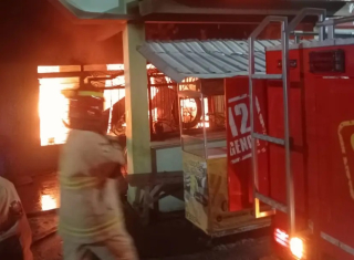 Rumah di Pacar Keling Surabaya Ludes Dilalap Api, Warga Panik