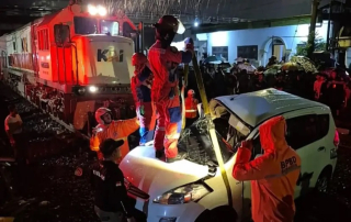 Mobil Ertiga Ringsek Tertabrak Kereta Api di Tambak Mayor Surabaya, Begini Kondisi Penumpangnya