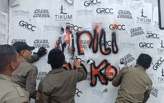 Sikapi Aksi Vandalisme, Satpol PP Surabaya Cat Ulang Tembok Bertuliskan ‘Adili Jokowi’ di 24 Titik