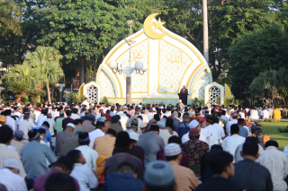 Salat Idulfitri 2025 di Taman Surya, Pemkot Surabaya Sediakan Shaf Ramah Disabilitas