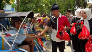 Ramadhan Berkah! Said Abdullah Bagikan Sembako ke Ribuan Tukang Becak