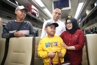 Wali Kota Eri Cahyadi Pastikan Arus Mudik Transportasi Kereta Api di Stasiun Gubeng Berjalan Lancar