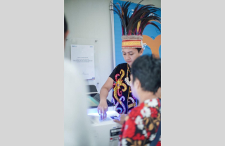 Tingkatkan Semangat Nasionalisme, BRI Mulyosari Rayakan Hari Kartini dengan Busana Khas Dayak