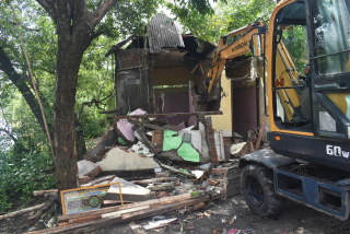 Pemkot Surabaya dan BBWS Bengawan Solo Tertibkan 13 Bangunan Liar di Sempadan Sungai Lamong