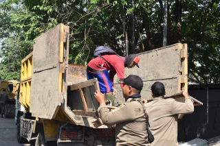 Pemkot Surabaya Tertibkan Bangunan Liar untuk Normalisasi Saluran Air di Wiyung Pratama dan Karangan