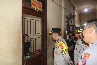 Pastikan Keamanan, Kapolres Probolinggo Sidak Ruang Tahanan dan Berikan Motivasi pada Tahanan
