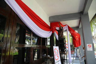 Semarakan HUT Ke-80 RI, ASN Surabaya Bagi-bagi Ribuan Bendera Merah Putih