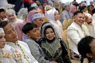Kisah Suka Cita Pasangan Tertua Hingga Termuda di Isbat Nikah Massal Surabaya
