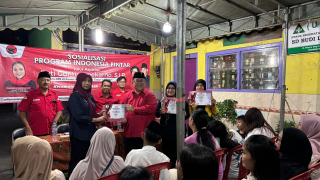 Anggota DPR RI Puti Guntur Kembali Bagikan Beasiswa PIP di Surabaya