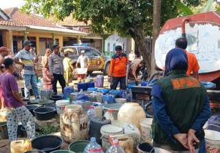 BPBD Probolinggo Salurkan Air Bersih, Warga Tiris dan Banyuanyar Tersenyum di Tengah Kekeringan