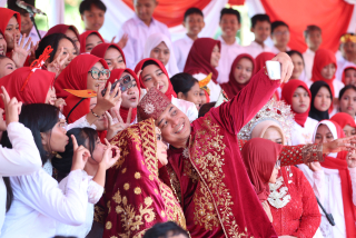 Kenakan Baju Adat Minang, Wali Kota Eri Tekankan Semangat Kebhinekaan di HUT ke-80 RI