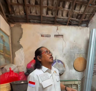 Ketua Fraksi PDIP DPRD Surabaya Tinjau Rumah Warga Tak Layak Huni di Manyar Sambongan